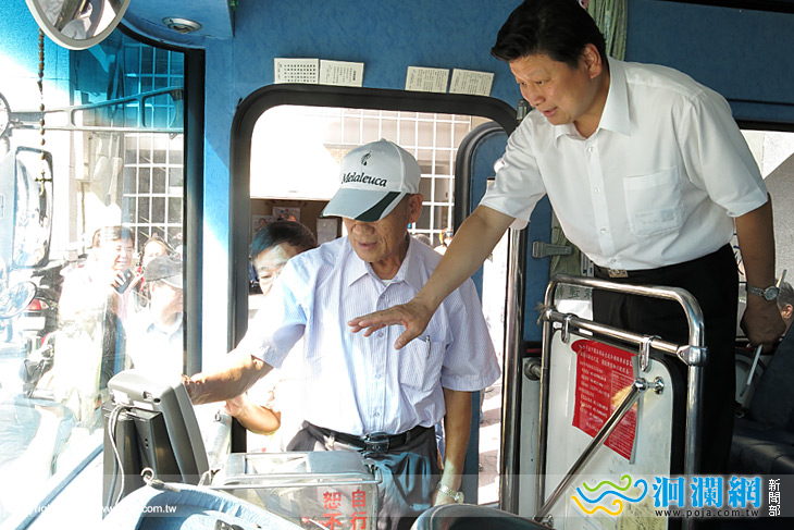 傅縣長說,新版愛心乘車卡可不限趟次免費搭乘縣內客運
